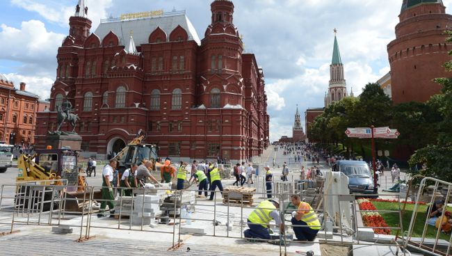 Замена тротуарной плитки на Манежной площади Москвы Замена тротуарной плитки на Манежной площади Москвы