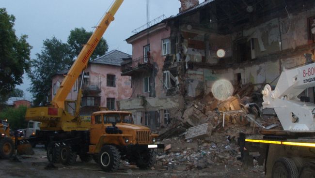 Обрушение стены кирпичного дома в Барнауле Обрушение стены кирпичного дома в Барнауле