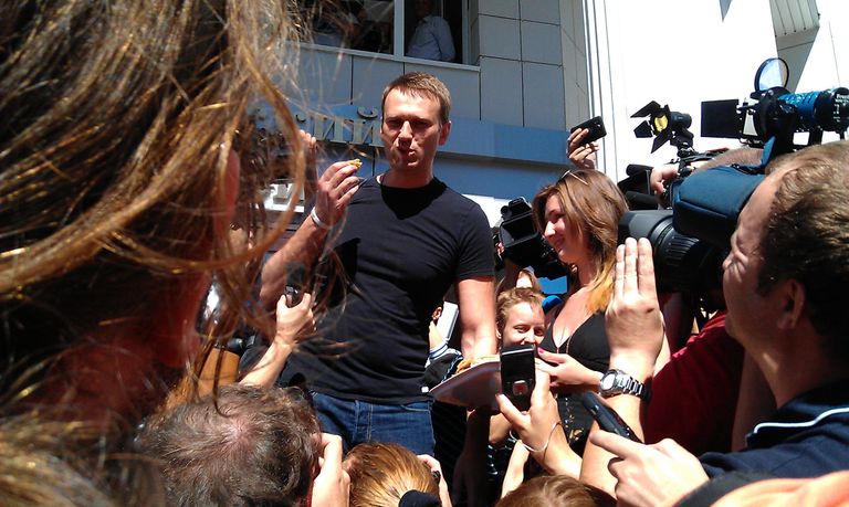 Алексей Навальный около здания суда в Кирове Алексей Навальный около здания суда в Кирове