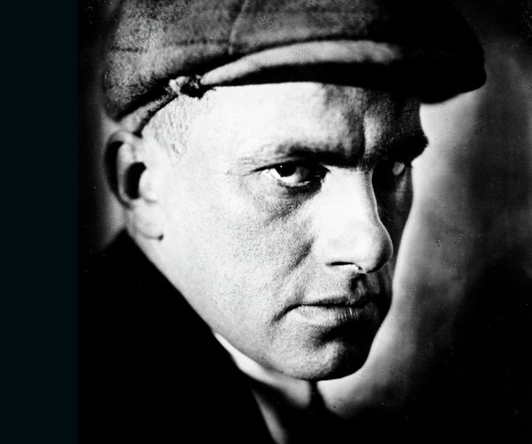 Владимир Владимирович Маяковский (19.07.1893 - 14.04.1930). 1919 год. Репродукция фотографии. Владимир Владимирович Маяковский (19.07.1893 - 14.04.1930). 1919 год. Репродукция фотографии.