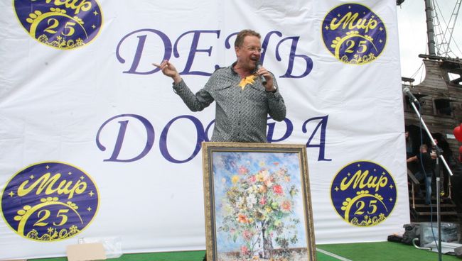 Олег Назаров с картиной Никаса Сафронова Олег Назаров с картиной Никаса Сафронова