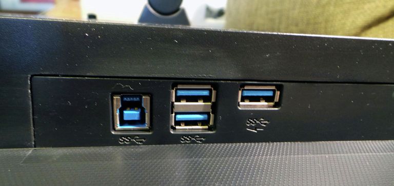 Монитор Philips 272P4. Боковые USB-гнезда Монитор Philips 272P4. Боковые USB-гнезда