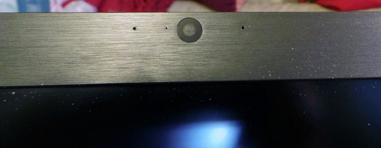 Монитор Philips 272P4. Глазок видеокамеры и отверстия микрофонов Монитор Philips 272P4. Глазок видеокамеры и отверстия микрофонов