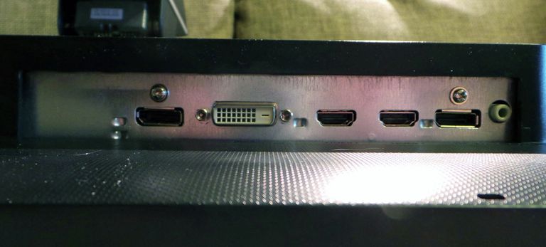 Монитор Philips 272P4. Справа и слева — входной и выходной DisplayPort Монитор Philips 272P4. Справа и слева — входной и выходной DisplayPort
