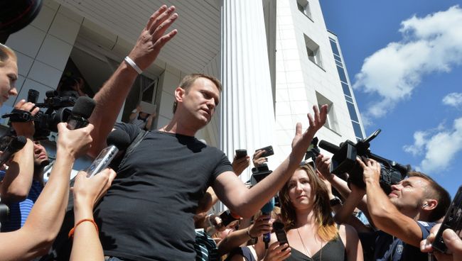 Кировский облсуд изменил меру пресечения Навальному и Офицерову