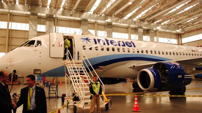 SSJ100 в ангаре компании Interjet