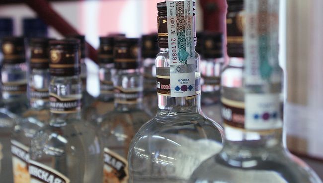 Вино-водочная продукция в магазинах Москвы. Архивное фото