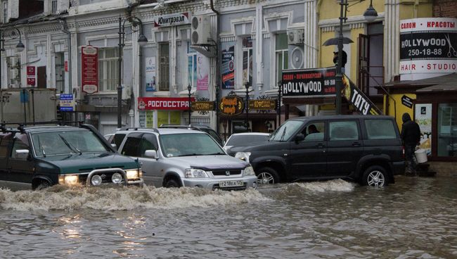 Затопленная дорога в центре Владивостока Затопленная дорога в центре Владивостока