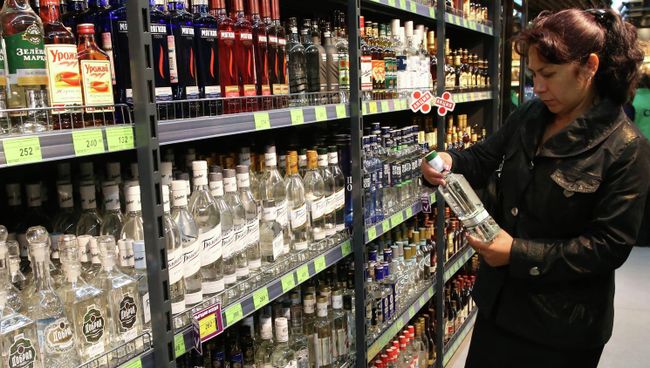 Продажа алкогольной продукции. Архивное фото Продажа алкогольной продукции. Архивное фото