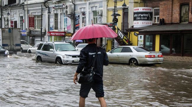 Затопленная дорога в центре Владивостока Затопленная дорога в центре Владивостока