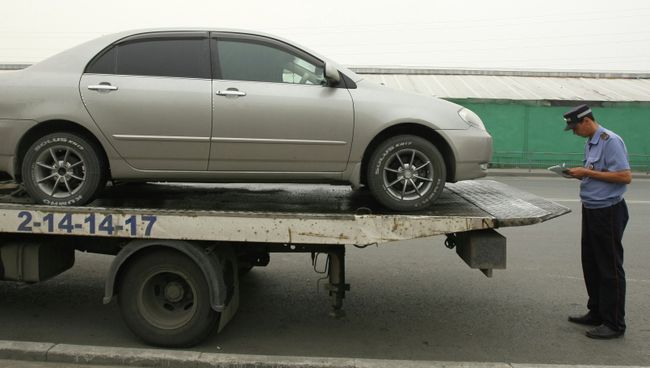 Эвакуация неправильно припаркованных автомобилей. Архивное фото Эвакуация неправильно припаркованных автомобилей. Архивное фото