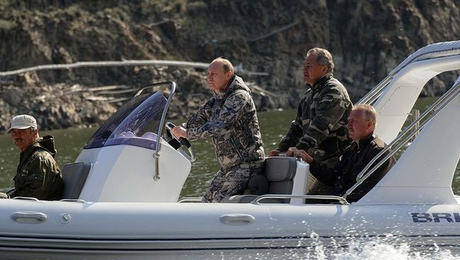 Владимир Путин во время визита на Саяно-Шушенскую ГЭС Владимир Путин во время визита на Саяно-Шушенскую ГЭС