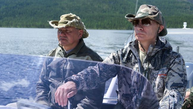 Владимир Путин и Сергей Шойгу во время рыбалки в Республике Тыва
