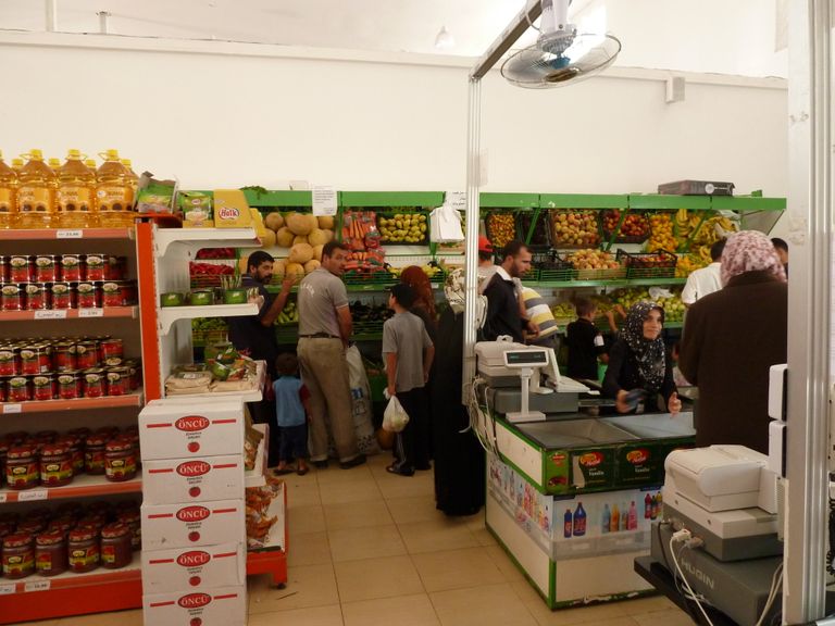 В продуктовом магазине лагеря Харран В продуктовом магазине лагеря Харран