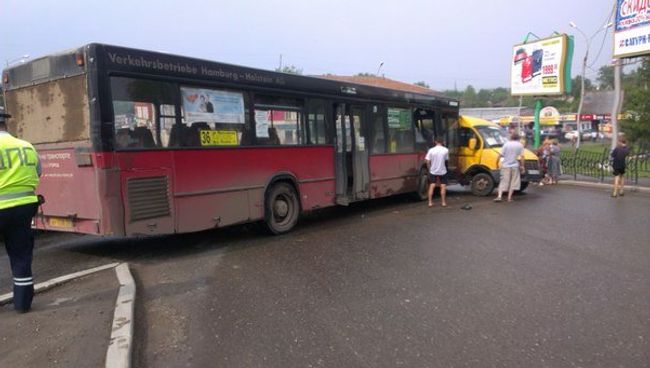 Десять человек пострадали в ДТП с маршруткой и автобусом в Перми Десять человек пострадали в ДТП с маршруткой и автобусом в Перми