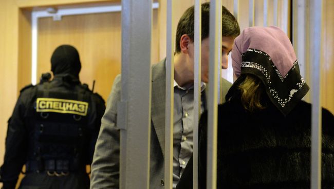 Обвиняемая Халимат Расулова общается с адвокатом