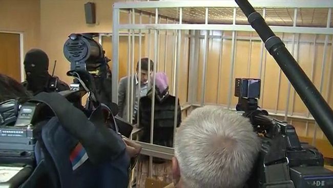 Арест обвиняемых в нападении на полицейского на рынке в Москве. Кадры из суда Арест обвиняемых в нападении на полицейского на рынке в Москве. Кадры из суда