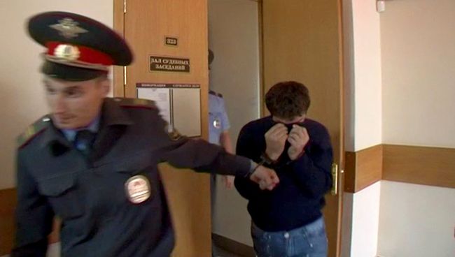 Предполагаемый насильник с Матвеевского рынка закрывал лицо в суде Предполагаемый насильник с Матвеевского рынка закрывал лицо в суде