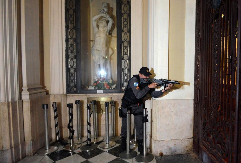 Полицейский работает на акции протеста в Рио-де-Жанейро, Бразилия Полицейский работает на акции протеста в Рио-де-Жанейро, Бразилия