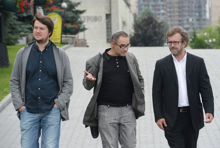 Интернет-эксперт и блогер Антон Носик (в центре) во время церемонии прощания с сооснователем Яндекса Ильей Сегаловичем Интернет-эксперт и блогер Антон Носик (в центре) во время церемонии прощания с сооснователем Яндекса Ильей Сегаловичем