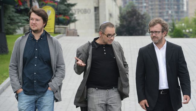 Интернет-эксперт и блогер Антон Носик (в центре) во время церемонии прощания с сооснователем Яндекса Ильей Сегаловичем Интернет-эксперт и блогер Антон Носик (в центре) во время церемонии прощания с сооснователем Яндекса Ильей Сегаловичем