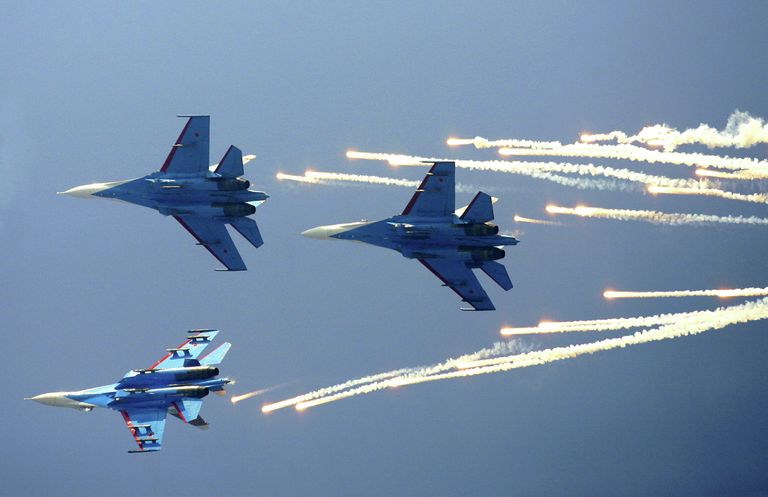 Пилотажная группа Русские Витязи на самолетах Су-27 Пилотажная группа Русские Витязи на самолетах Су-27