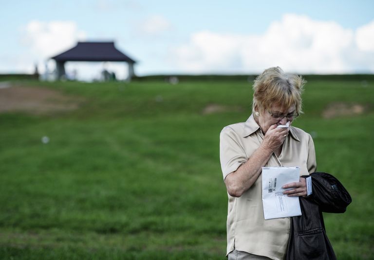 Родственница погибшего воина из Германии плачет на немецком военном кладбище у города Духовщин Родственница погибшего воина из Германии плачет на немецком военном кладбище у города Духовщин