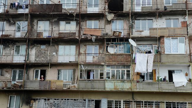 Аварийный пятиэтажный дом в городе Цхинвал Аварийный пятиэтажный дом в городе Цхинвал