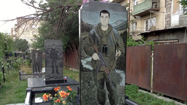 На военном кладбище в Цхинвал На военном кладбище в Цхинвал