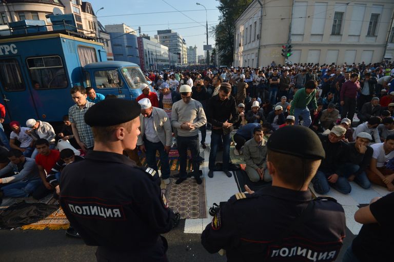 Мусульмане во время празднования Ураза-байрама в Москве Мусульмане во время празднования Ураза-байрама в Москве
