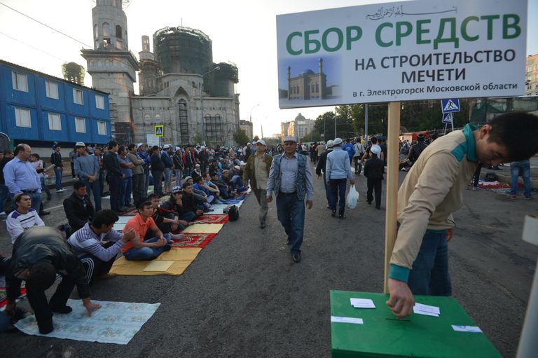 Мусульмане во время празднования Ураза-байрама в Москве Мусульмане во время празднования Ураза-байрама в Москве