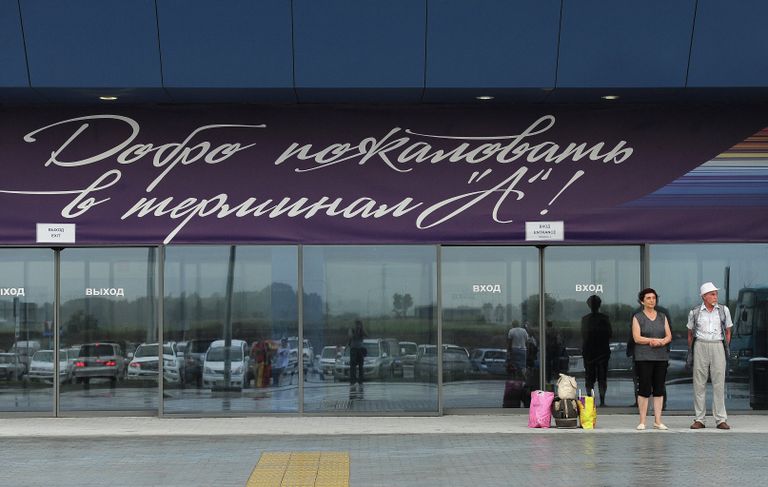 Пассажиры у входа в здание нового международного терминала аэропорта Владивосток, построенного к саммиту АТЭС Пассажиры у входа в здание нового международного терминала аэропорта Владивосток, построенного к саммиту АТЭС