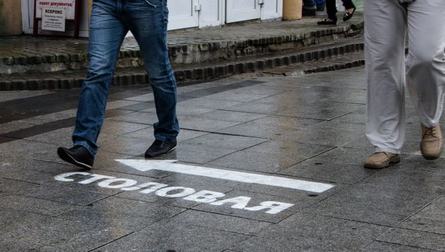 Реклама на асфальте во Владивостоке