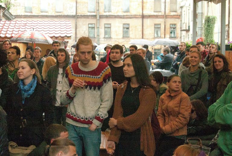Зрители на презентации новой поэмы панк-поэта Лехи Никонова Зрители на презентации новой поэмы панк-поэта Лехи Никонова