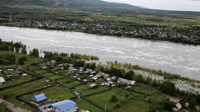 Река Зея во время сброса воды Зейской ГЭС в Амурской области