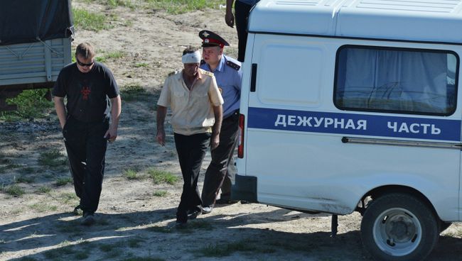 Капитан пассажирского теплохода Полесье-8 (в центре) с полицейскими на месте аварии.