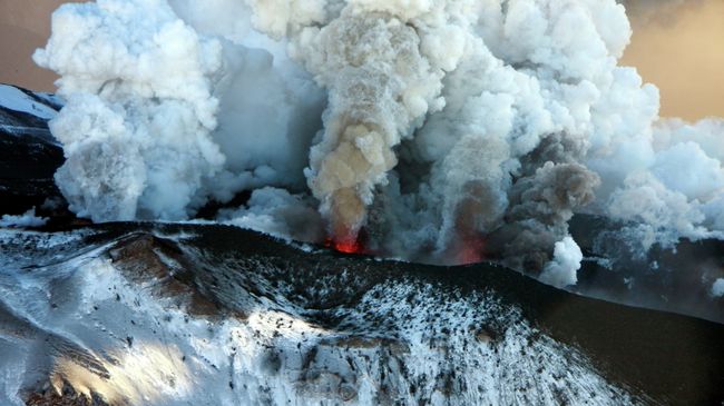 Вулкан Плоский Толбачик в Камчатском крае во время извержения. Архивное фото Вулкан Плоский Толбачик в Камчатском крае во время извержения. Архивное фото