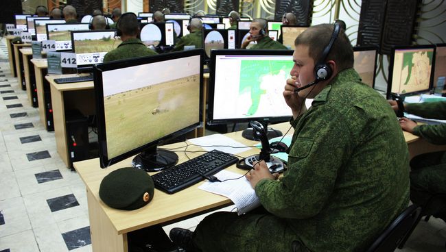 Военнослужащие занимаются на компьютерном тренажере. Архивное фото Военнослужащие занимаются на компьютерном тренажере. Архивное фото