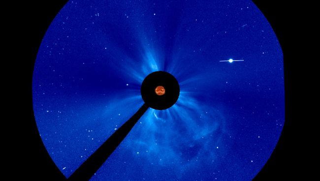 Корональный выброс на Солнце на снимке коронографа LASCO C3 на борту солнечной обсерватории SOHO, звезда справа - Меркурий Корональный выброс на Солнце на снимке коронографа LASCO C3 на борту солнечной обсерватории SOHO, звезда справа - Меркурий