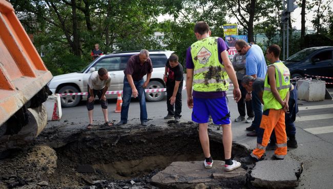 Яма в асфальте в центре Владивостока Яма в асфальте в центре Владивостока