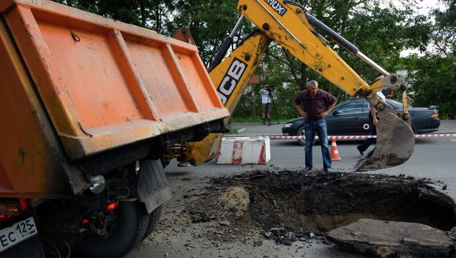 Яма в асфальте в центре Владивостока Яма в асфальте в центре Владивостока