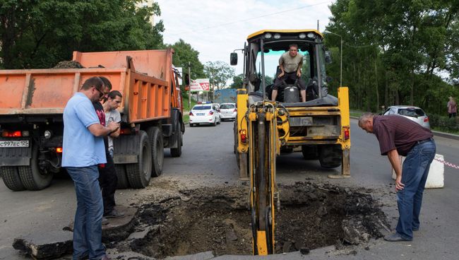 Яма в асфальте в центре Владивостока Яма в асфальте в центре Владивостока