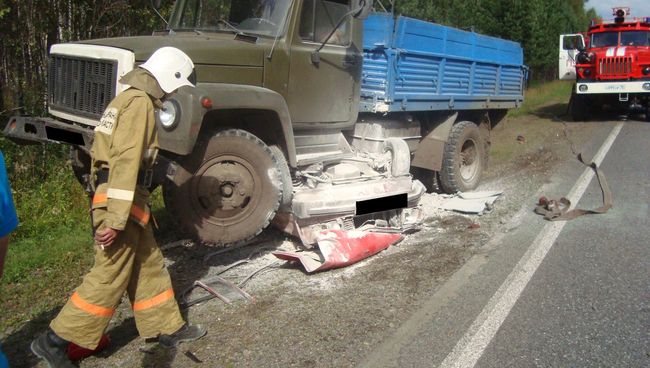 Грузовик под Томском подмял под себя перевернувшиеся Жигули Грузовик под Томском подмял под себя перевернувшиеся Жигули