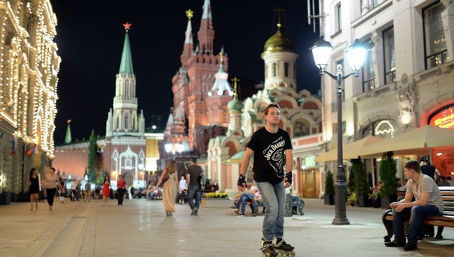 Пешеходная зона на Никольской улице в Москве Пешеходная зона на Никольской улице в Москве