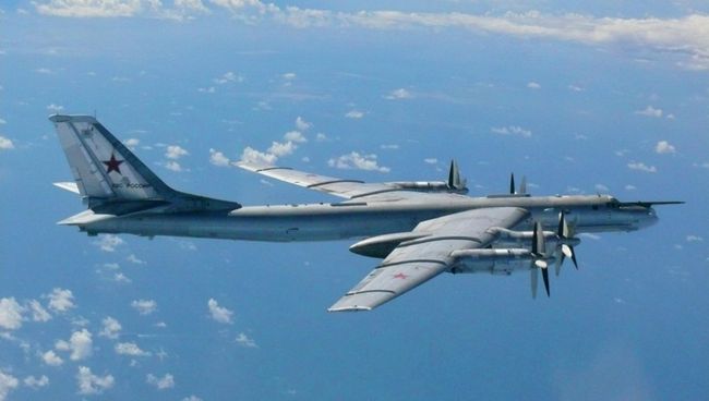 Ту-95 в воздушном пространстве Японии. Архивное фото Ту-95 в воздушном пространстве Японии. Архивное фото