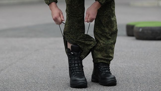 Солдаты-срочники демонстрируют образцы новой военной полевой формы.