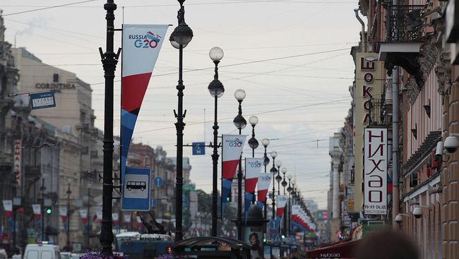 Флаги G20 на Невском проспекте в Санкт-Петербурге. Архивное фото Флаги G20 на Невском проспекте в Санкт-Петербурге. Архивное фото