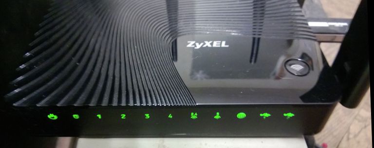 Роутер ZyXEL Keenetic Ultra (вид спереди и немного сверху)