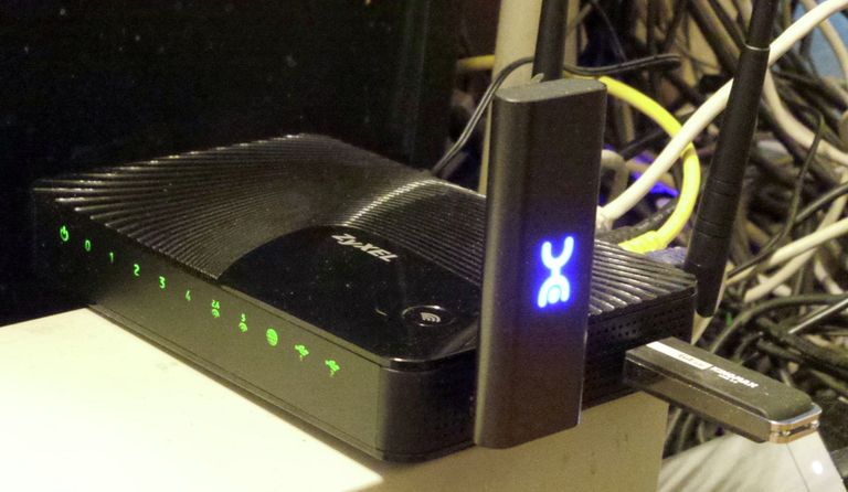 Роутер ZyXEL Keenetic ULTRA со вставленными модемом от Yota и большой флэшкой на рабочем месте
