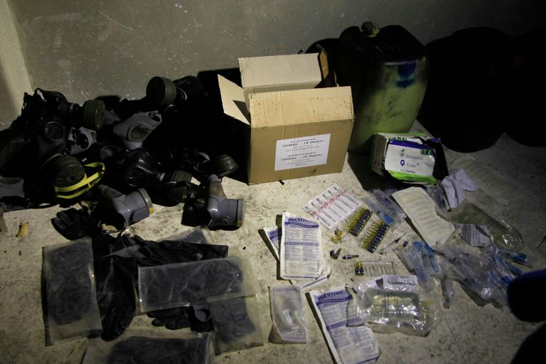Химические материалы и противогазы на складе в пригороде Дамаска Химические материалы и противогазы на складе в пригороде Дамаска
